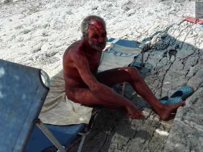 Qui troviamo Dino, 66enne barese che da 8 anni vive a Mola di Bari. � un uomo dalla piccola statura, asciutto e abbronzatissimo, con barba e capelli grigi. Ed � completamente nudo